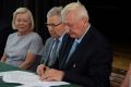 Podpisanie umów na realizację budowy boiska wielofunkcyjnego i kortu tenisowego