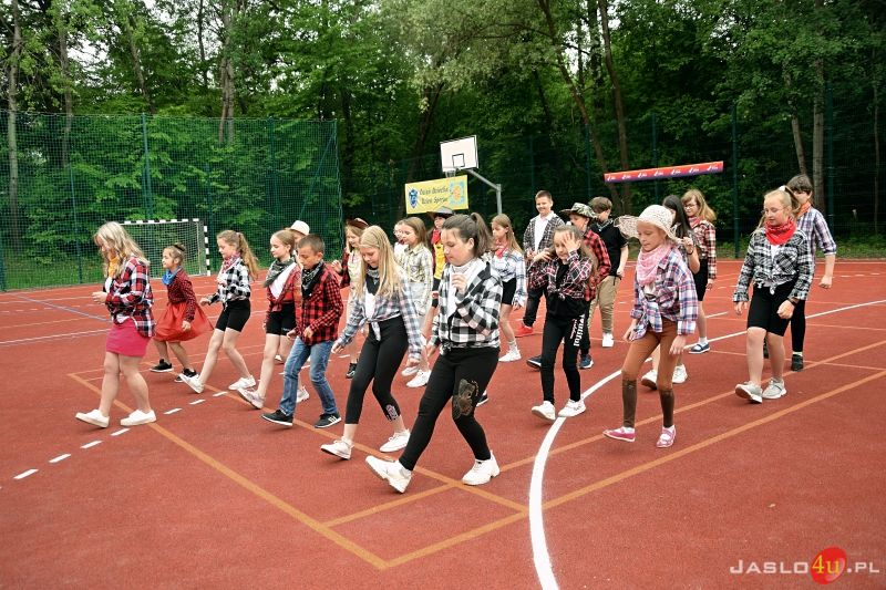 Oddanie do użytku boiska wielofunkcyjnego przy ZSM nr 2 w Jaśle