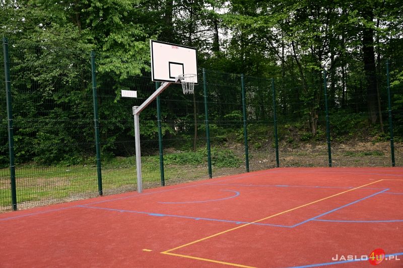 Oddanie do użytku boiska wielofunkcyjnego przy ZSM nr 2 w Jaśle