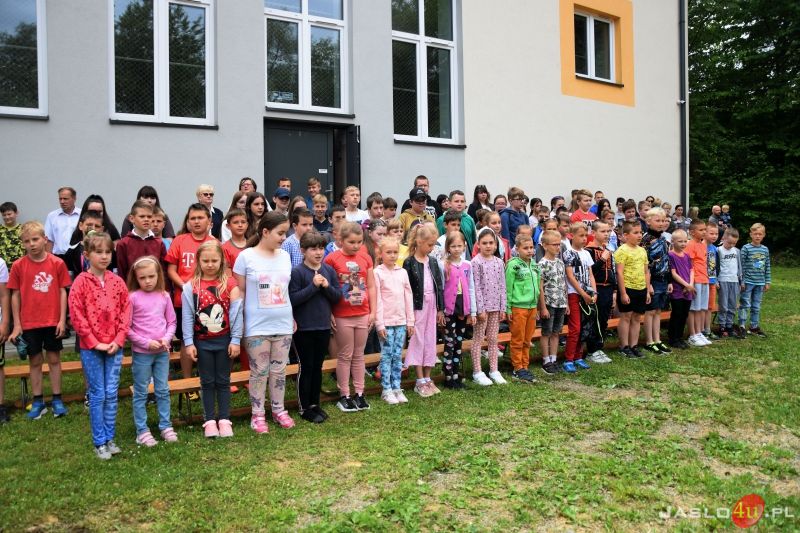 Oddanie do użytku boiska wielofunkcyjnego przy ZSM nr 2 w Jaśle
