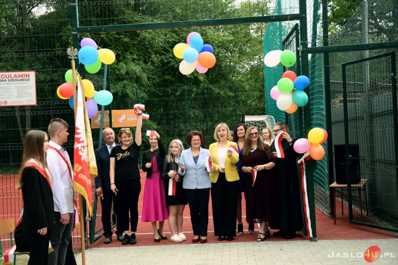 Oddanie do użytku boiska wielofunkcyjnego przy ZSM nr 2 w Jaśle
