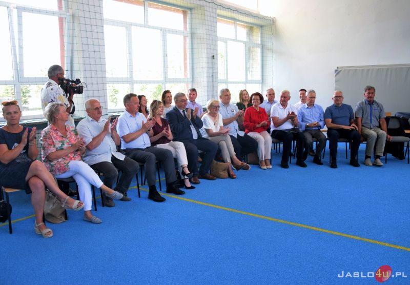 Oddano do użytku salę gimnastyczną i przewiązkę w ZS w Trzcinicy
