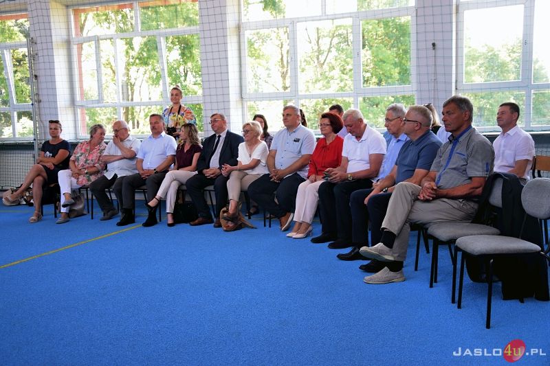Oddano do użytku salę gimnastyczną i przewiązkę w ZS w Trzcinicy