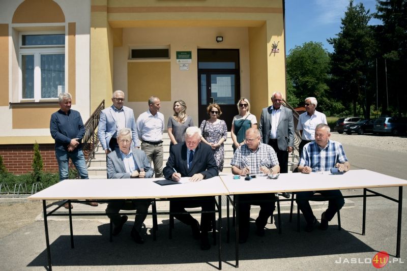 Podpisanie umowy na remont drogi w Bierówce