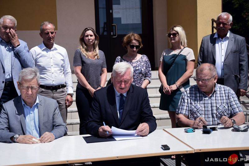 Podpisanie umowy na remont drogi w Bierówce