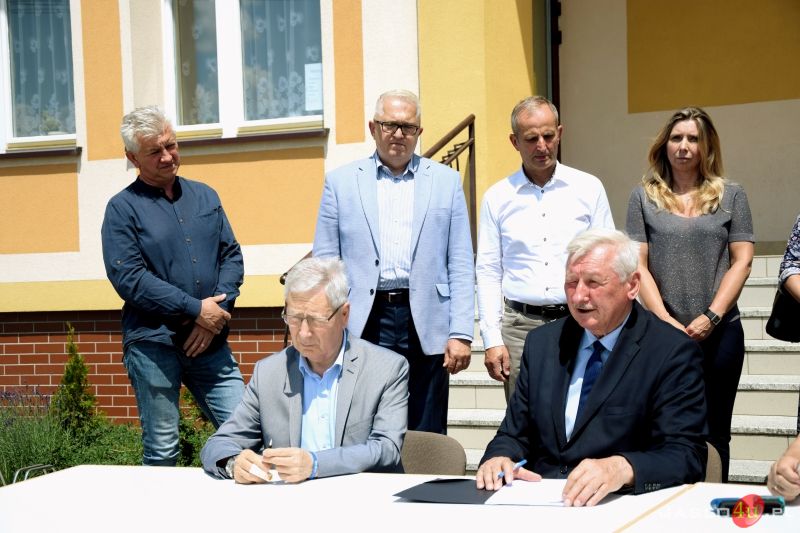Podpisanie umowy na remont drogi w Bierówce