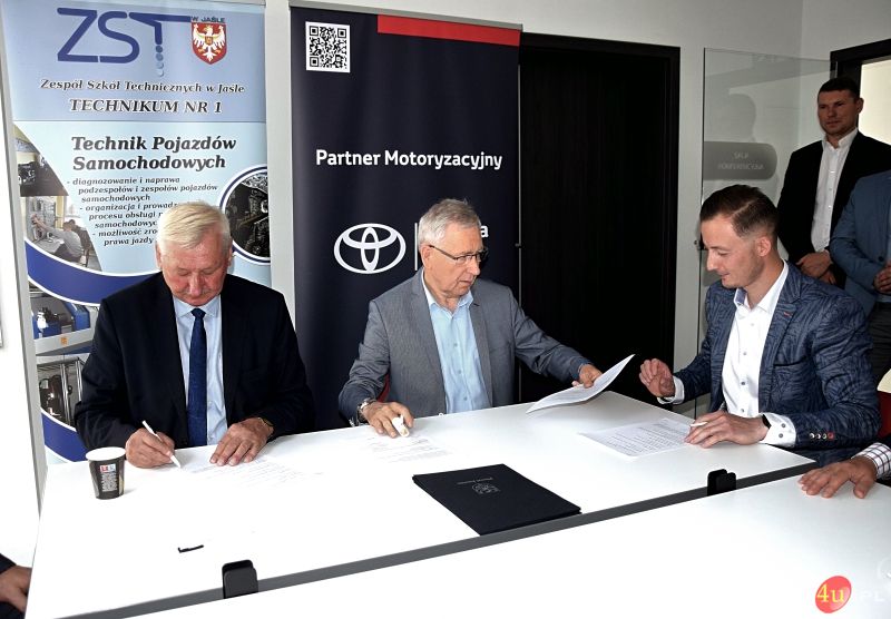 Uczniowie z ZST i CKZ odbędą praktyki w firmie Toyota Jasło. Podpisanie umowy współpracy