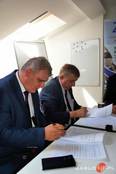 Uczniowie z ZST i CKZ odbędą praktyki w firmie Toyota Jasło. Podpisanie umowy współpracy