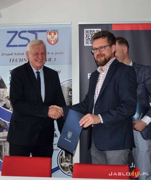 Uczniowie z ZST i CKZ odbędą praktyki w firmie Toyota Jasło. Podpisanie umowy współpracy