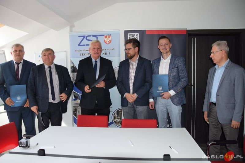 Uczniowie z ZST i CKZ odbędą praktyki w firmie Toyota Jasło. Podpisanie umowy współpracy