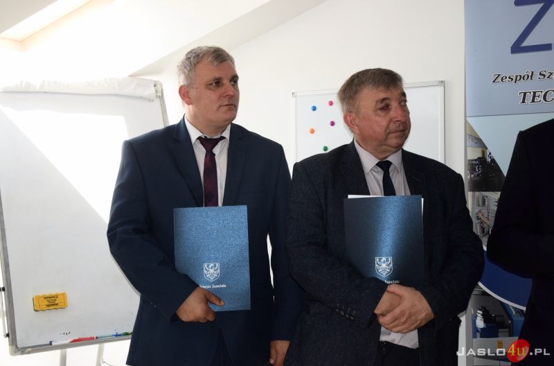 Uczniowie z ZST i CKZ odbędą praktyki w firmie Toyota Jasło. Podpisanie umowy współpracy
