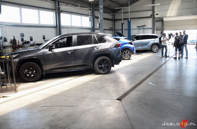 Uczniowie z ZST i CKZ odbędą praktyki w firmie Toyota Jasło. Podpisanie umowy współpracy