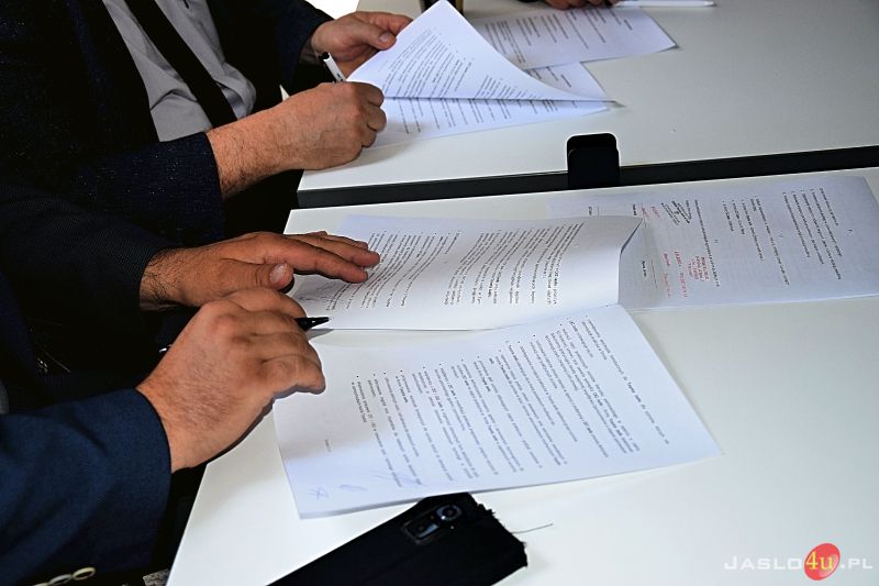 Uczniowie z ZST i CKZ odbędą praktyki w firmie Toyota Jasło. Podpisanie umowy współpracy