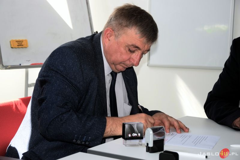 Uczniowie z ZST i CKZ odbędą praktyki w firmie Toyota Jasło. Podpisanie umowy współpracy