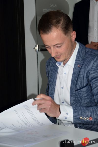 Uczniowie z ZST i CKZ odbędą praktyki w firmie Toyota Jasło. Podpisanie umowy współpracy