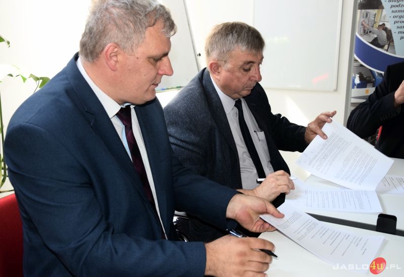 Uczniowie z ZST i CKZ odbędą praktyki w firmie Toyota Jasło. Podpisanie umowy współpracy