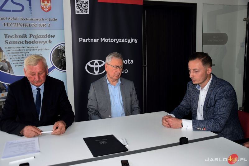 Uczniowie z ZST i CKZ odbędą praktyki w firmie Toyota Jasło. Podpisanie umowy współpracy