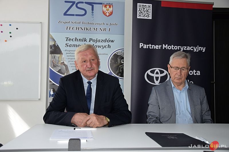 Uczniowie z ZST i CKZ odbędą praktyki w firmie Toyota Jasło. Podpisanie umowy współpracy