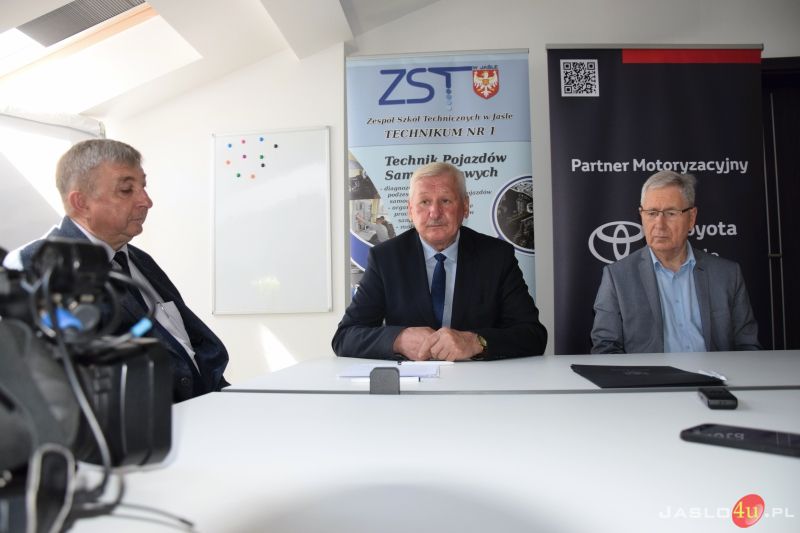 Uczniowie z ZST i CKZ odbędą praktyki w firmie Toyota Jasło. Podpisanie umowy współpracy