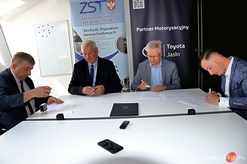 Uczniowie z ZST i CKZ odbędą praktyki w firmie Toyota Jasło. Podpisanie umowy współpracy