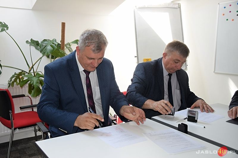 Uczniowie z ZST i CKZ odbędą praktyki w firmie Toyota Jasło. Podpisanie umowy współpracy