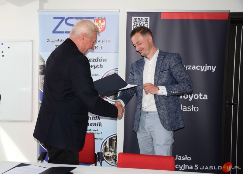 Uczniowie z ZST i CKZ odbędą praktyki w firmie Toyota Jasło. Podpisanie umowy współpracy