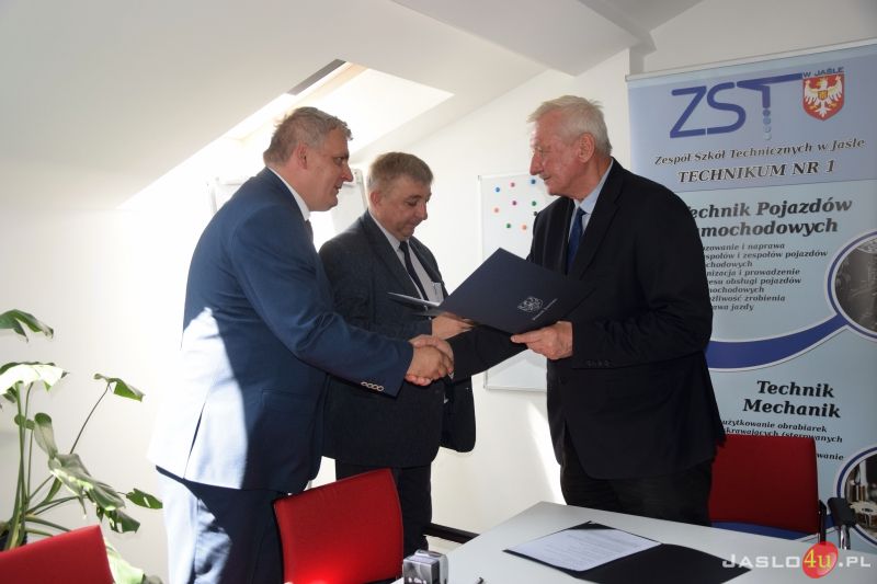Uczniowie z ZST i CKZ odbędą praktyki w firmie Toyota Jasło. Podpisanie umowy współpracy