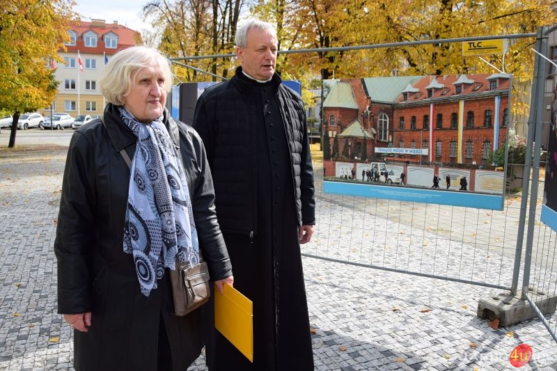 Otwarcie wystawy "Jan Paweł II - orędownik bożego miłosierdzia"