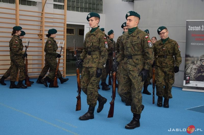 Oddanie do użytku wirtualnej strzelnicy w Zespole Szkół SASR w Trzcinicy