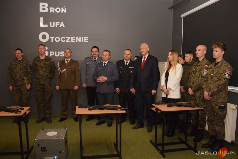 Oddanie do użytku wirtualnej strzelnicy w Zespole Szkół SASR w Trzcinicy