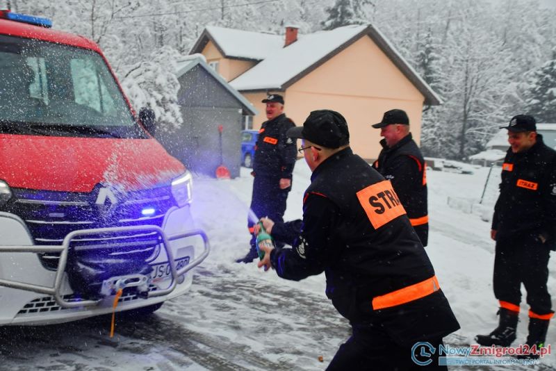 Powitanie nowego lekkiego samochodu ratowniczo-gaśniczego w OSP Stary Żmigród