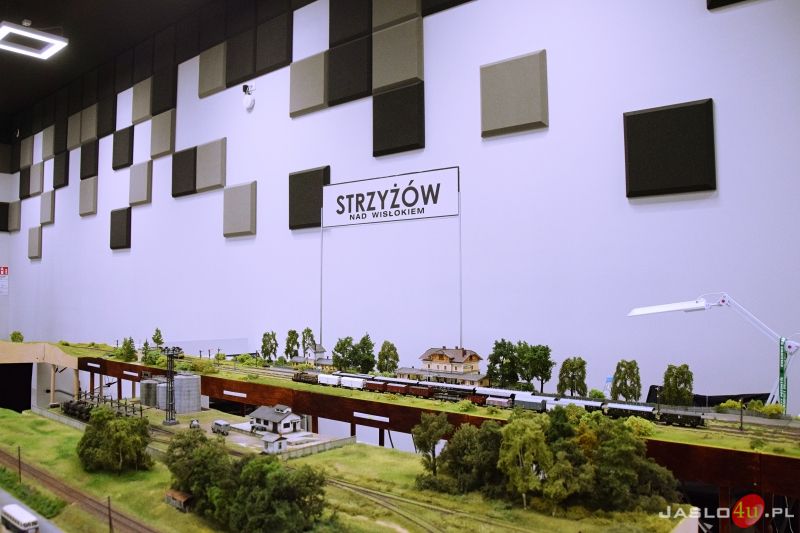 Wystawa - makieta dworca kolejowego w Strzyżowie z jeżdżącym taborem