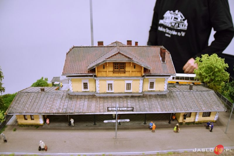 Wystawa - makieta dworca kolejowego w Strzyżowie z jeżdżącym taborem
