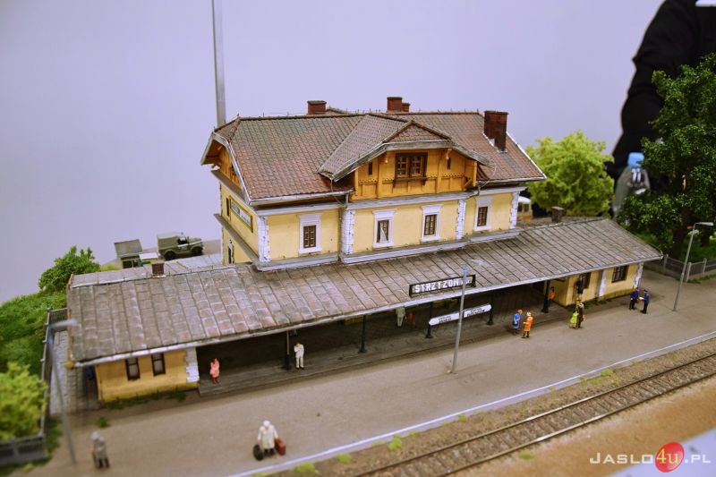 Wystawa - makieta dworca kolejowego w Strzyżowie z jeżdżącym taborem