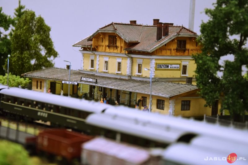 Wystawa - makieta dworca kolejowego w Strzyżowie z jeżdżącym taborem