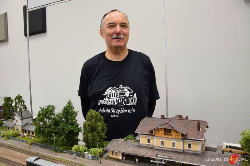 Wystawa - makieta dworca kolejowego w Strzyżowie z jeżdżącym taborem