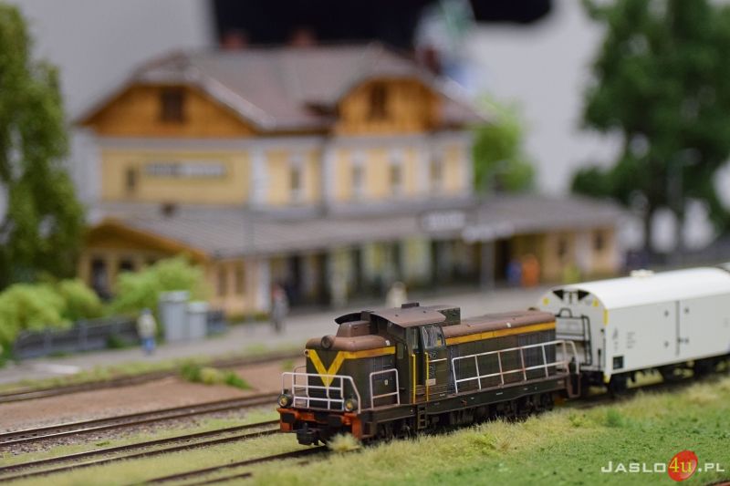 Wystawa - makieta dworca kolejowego w Strzyżowie z jeżdżącym taborem