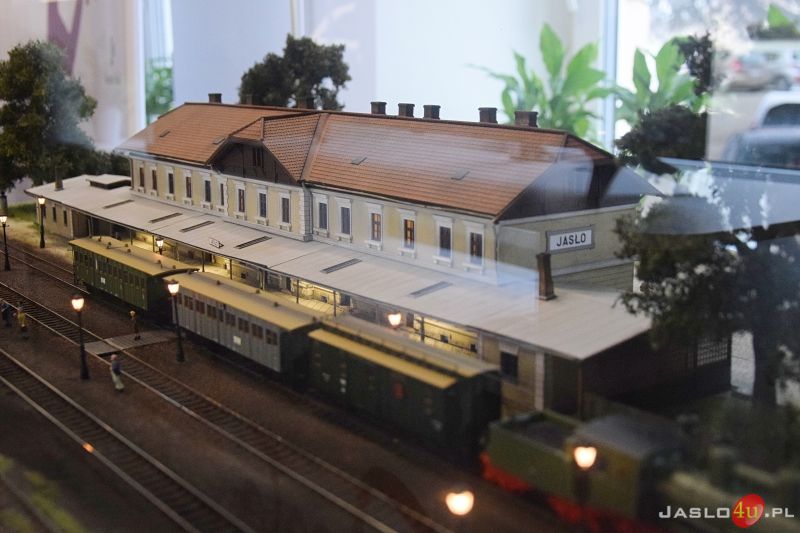 Wystawa - makieta dworca kolejowego w Strzyżowie z jeżdżącym taborem