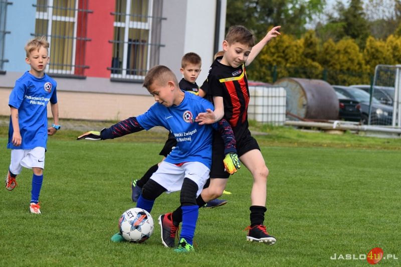 Majowy Turniej Piłki Nożnej roczników 2015 i 2016 na stadionie przy ul. Sportowej