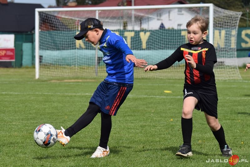 Majowy Turniej Piłki Nożnej roczników 2015 i 2016 na stadionie przy ul. Sportowej