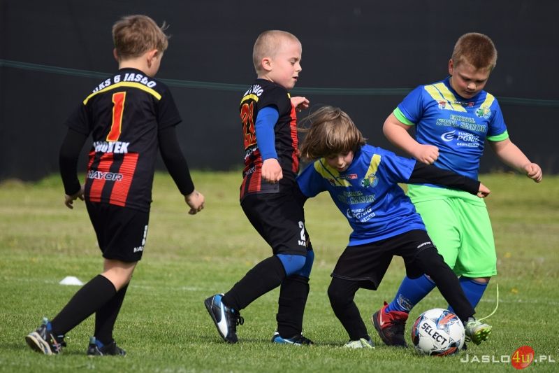 Majowy Turniej Piłki Nożnej roczników 2015 i 2016 na stadionie przy ul. Sportowej