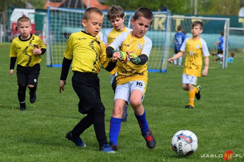 Majowy Turniej Piłki Nożnej roczników 2015 i 2016 na stadionie przy ul. Sportowej