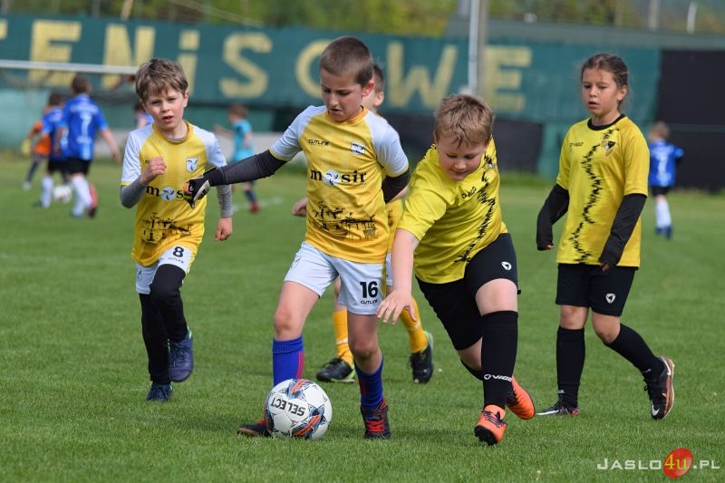 Majowy Turniej Piłki Nożnej roczników 2015 i 2016 na stadionie przy ul. Sportowej