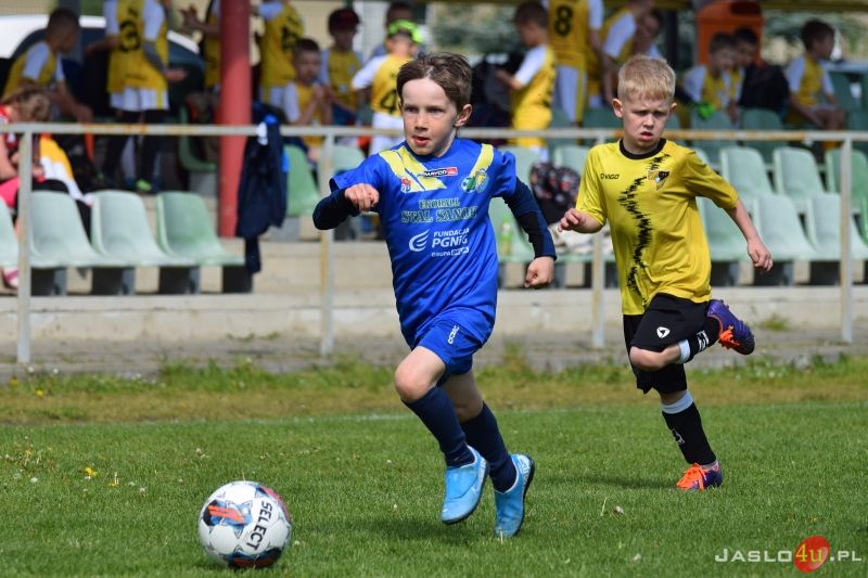 Majowy Turniej Piłki Nożnej roczników 2015 i 2016 na stadionie przy ul. Sportowej