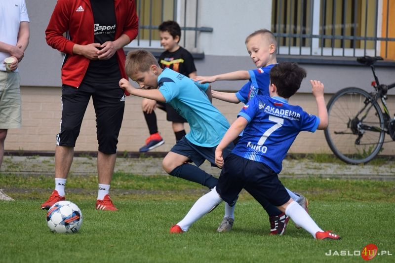 Majowy Turniej Piłki Nożnej roczników 2015 i 2016 na stadionie przy ul. Sportowej