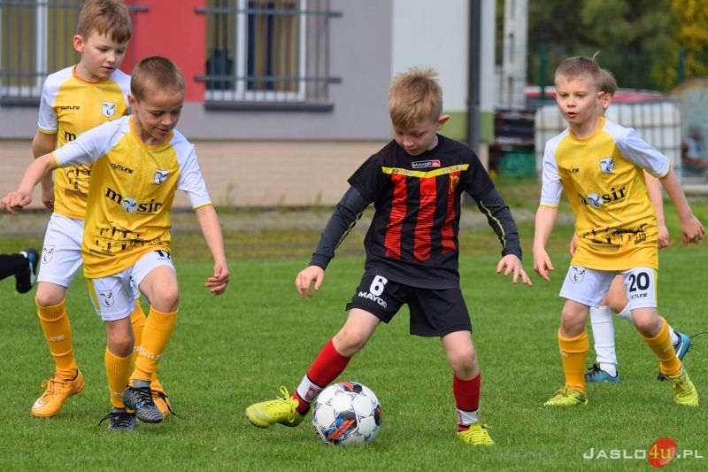 Majowy Turniej Piłki Nożnej roczników 2015 i 2016 na stadionie przy ul. Sportowej