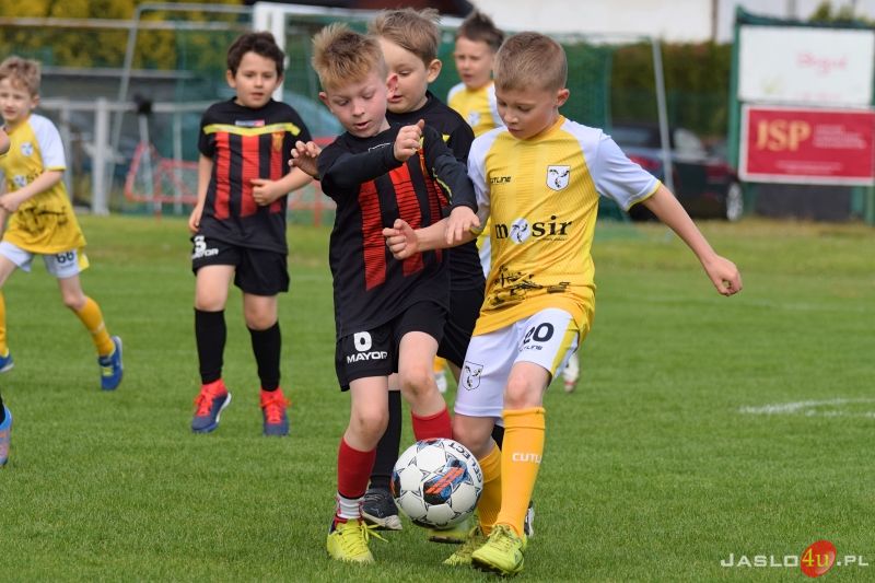 Majowy Turniej Piłki Nożnej roczników 2015 i 2016 na stadionie przy ul. Sportowej
