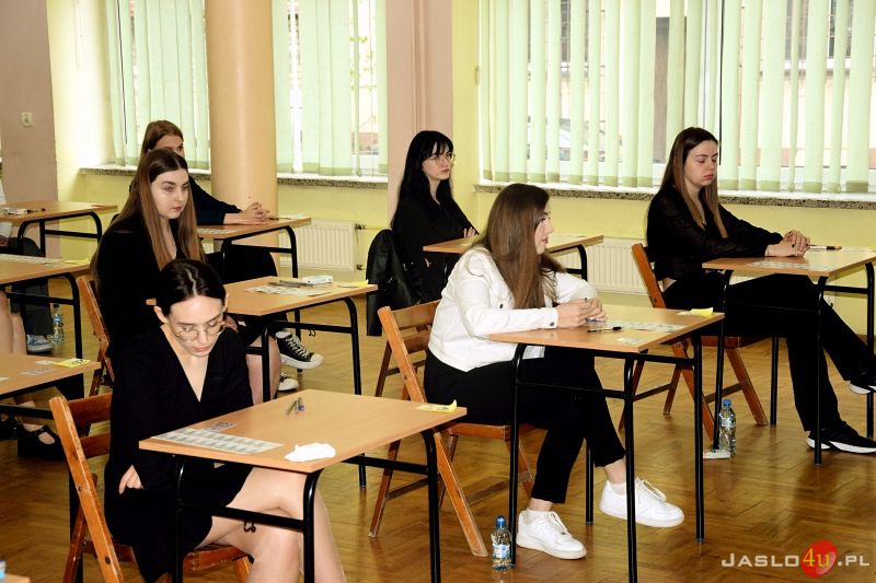 Maturzyści "Ekonomika". Wśród nich Roksana Węgiel
