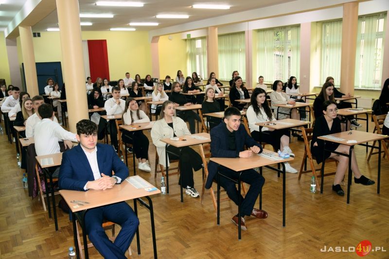 Maturzyści "Ekonomika". Wśród nich Roksana Węgiel