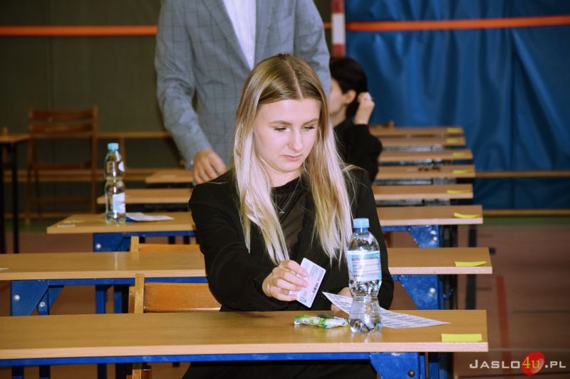Maturzyści "Ekonomika". Wśród nich Roksana Węgiel